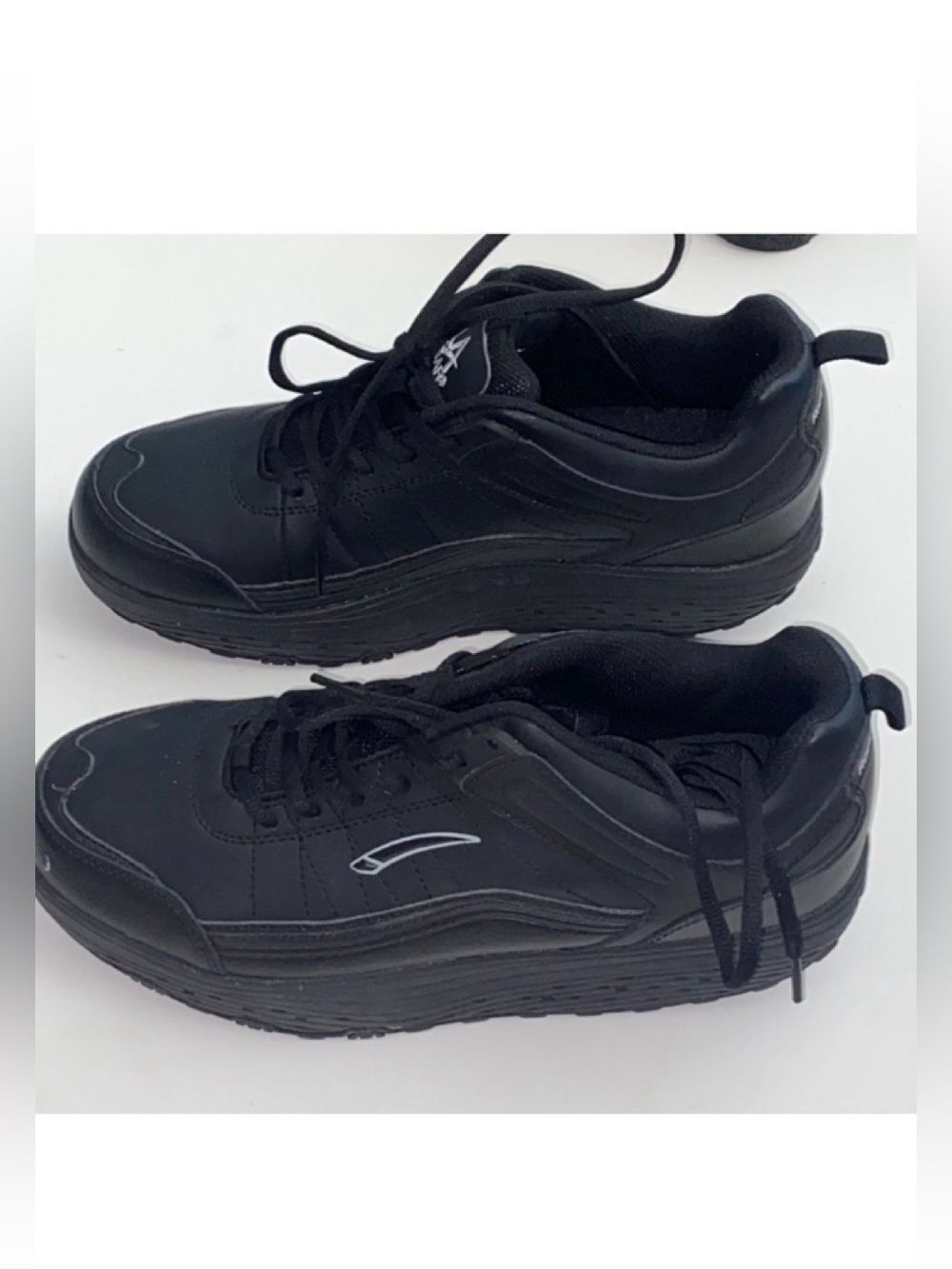 LA GEAR ROCK N TONE SHOES SIZE 9.5
(Unisex )